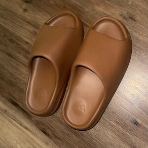 Sz 8W brown Yeezy slides